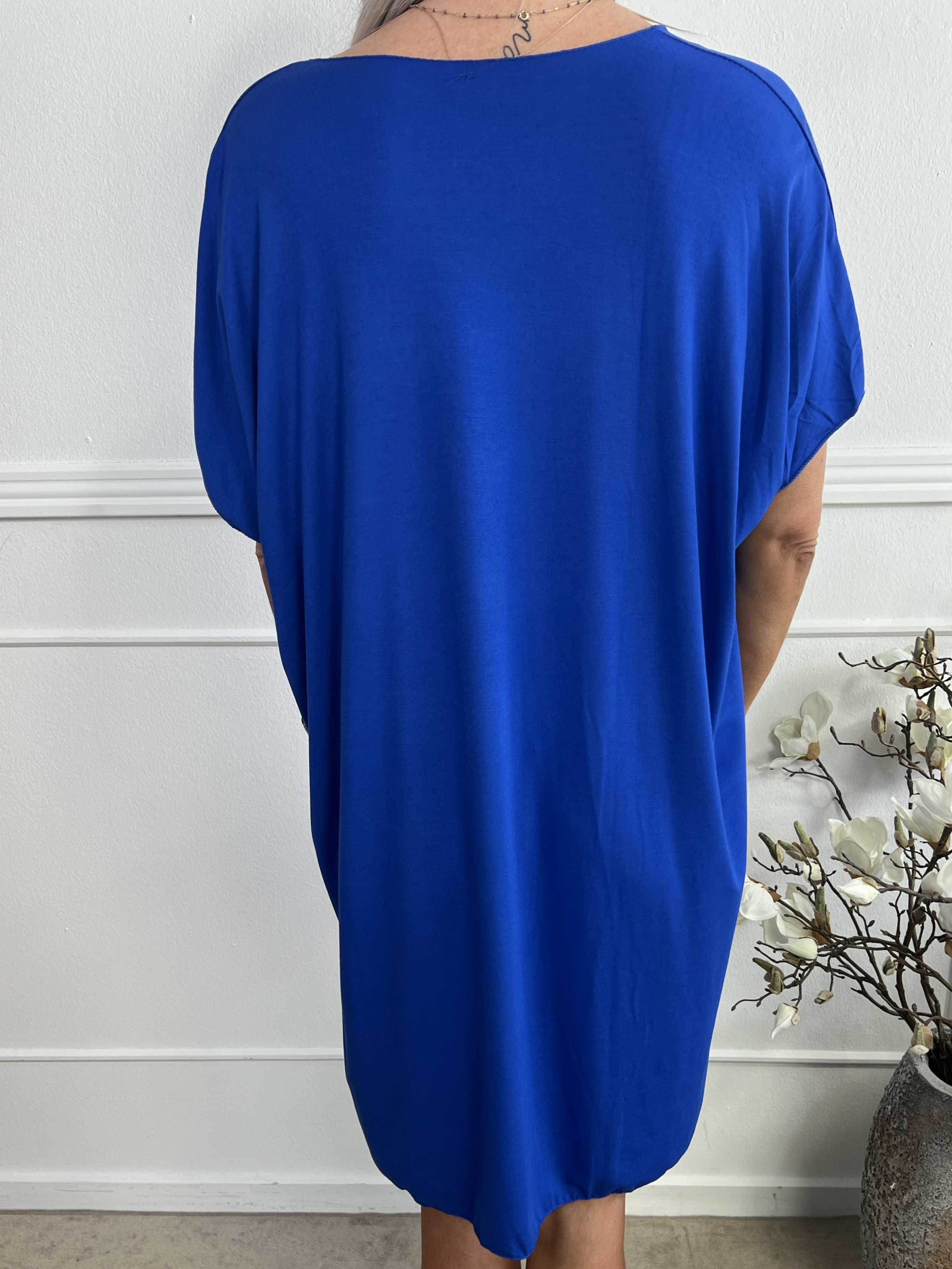 Ellen - Oversized t-shirtkjole i viskose med guldskrift